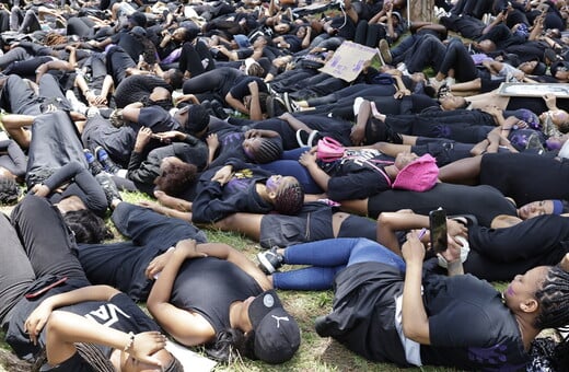 ΓΙΑ ΣΚ - Νότια Αφρική: Γυναίκες «βάφουν» τη χώρα μωβ και απαιτούν να κηρυχθεί ως εθνική κρίση η έμφυλη βία