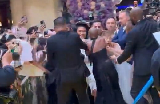 Αριάνα Γκράντε: Απελάθηκε από τη Σιγκαπούρη ο άνδρας που όρμησε πάνω της