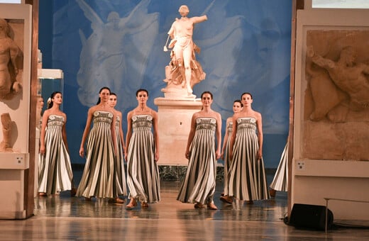 Μια τελετή αλλιώτικη: Η Ολυμπιακή Φλόγα άναψε μέσα στο μουσείο της Ολυμπίας