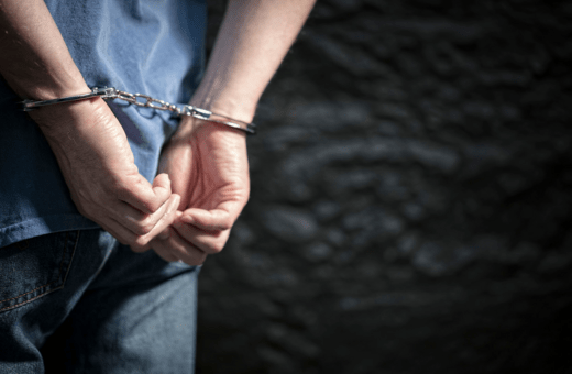 Αθήνα: Συνελήφθησαν 20χρονος και ο 40χρονος σύντροφός του για σεξουαλική κακοποίηση δύο νηπίων