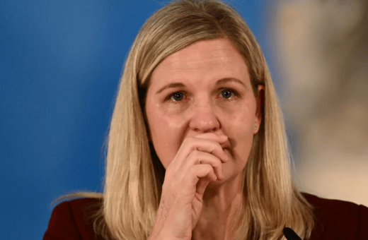 Συγκινητική στιγμή στην Αρχαία Ολυμπία: Λύγισε η πρόεδρος της ΔΟΕ στην αφή της Ολυμπιακής Φλόγας