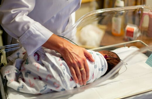 Πρωτοποριακή δοκιμή αξιοποιεί παλιά αντιβιοτικά για να προστατεύσει τα μωρά από τη σήψη