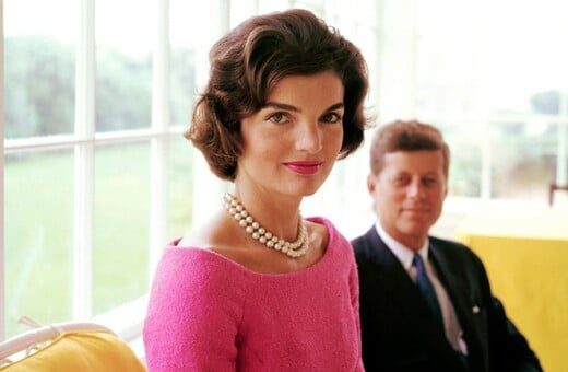 Σε δημοπρασία το εμβληματικό μοβ παλτό της Τζάκι Κένεντι Ωνάση