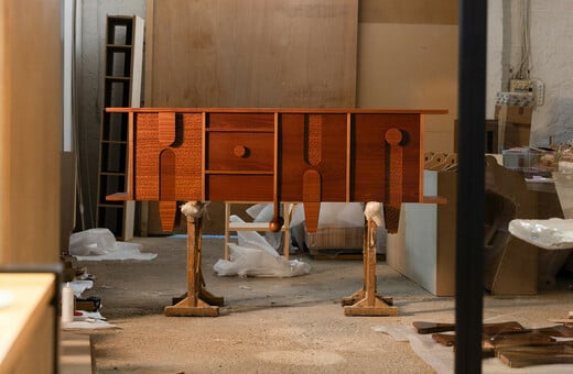 Η σύγχρονη τέχνη πιάνει στα χέρια της τα κλασικά έπιπλα «Συρίγος» 