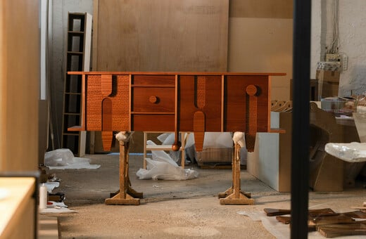 Η σύγχρονη τέχνη πιάνει στα χέρια της τα κλασικά έπιπλα «Συρίγος» 