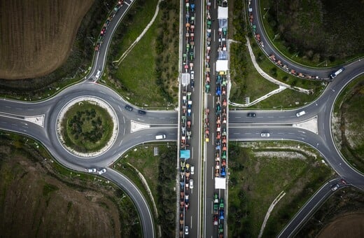 Δεν υποχωρούν οι αγρότες: «Θα κάνουμε Χριστούγεννα στα μπλόκα»