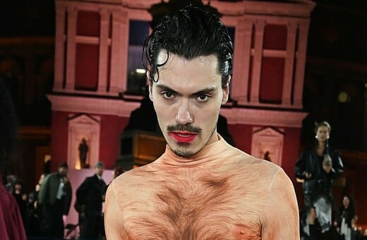 Η εμφάνιση-πρόκληση του Elias Medini στα Fashion Awards συζητήθηκε όσο καμία άλλη