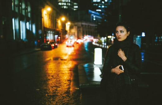 «Μάθε πώς νιώθουν. Άλλαξε το πώς νιώθουν»: 8 στις 10 γυναίκες νιώθουν φόβο στη βραδινή έξοδο