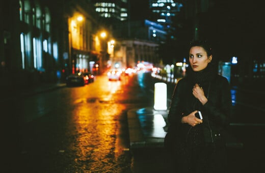 «Μάθε πώς νιώθουν. Άλλαξε το πώς νιώθουν»: 8 στις 10 γυναίκες νιώθουν φόβο στη βραδινή έξοδο