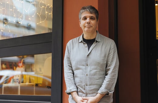 Δημήτρης Καράμπελας: «Πιο πολλή ποίηση βρίσκεις στην ποπ κουλτούρα παρά στη λογοτεχνική επετηρίδα»