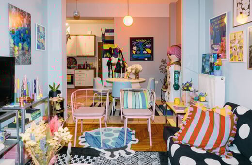 Ένα παιχνιδιάρικο σπίτι στο Παγκράτι/Ένα διαμέρισμα που μυρίζει τσιχλόφουσκα