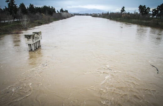 Κακοκαιρία Byron: Συναγερμός σε Τρίκαλα και Λάρισα - Υπερχείλισαν Πηνειός και Επινέας