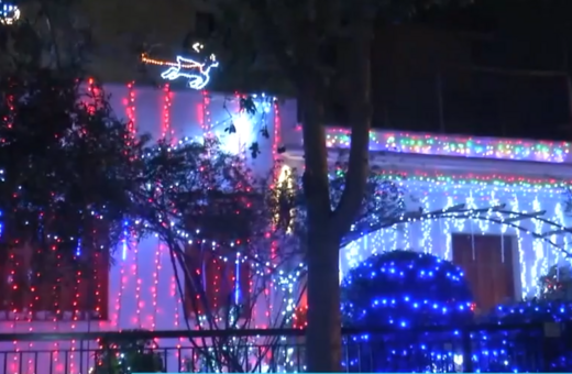 Χαλάνδρι: Το σπίτι με τα 20.000 λαμπιόνια που έγινε χριστουγεννιάτικο αξιοθέατο