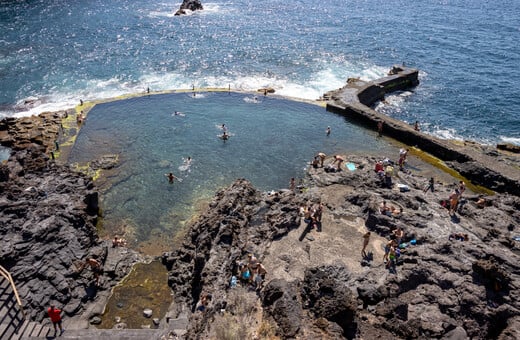 Ισχυρό κύμα σκότωσε τέσσερις λουόμενους σε φυσική πισίνα στην Τενερίφη