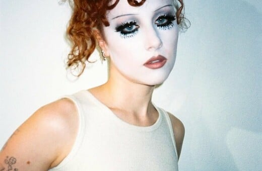 Η Chappell Roan γίνεται το κεντρικό πρόσωπο της MAC και το glam απογειώνεται