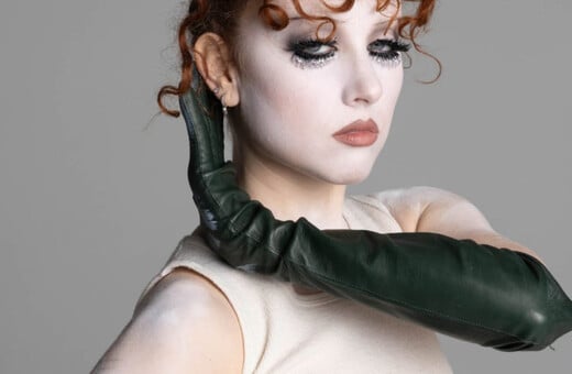 Η Chappell Roan γίνεται το κεντρικό πρόσωπο της MAC και το glam απογειώνεται