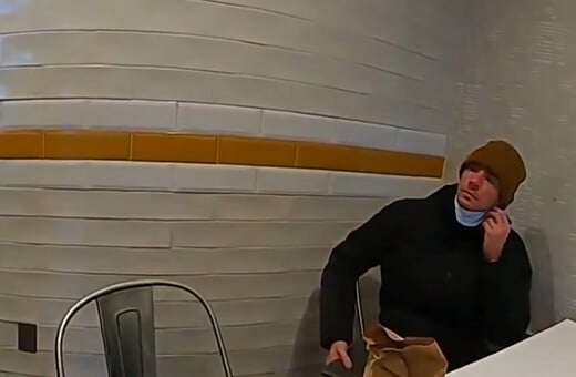 Λουίτζι Μαντζιόνε: Η στιγμή που οι αστυνομικοί τον εντοπίζουν μετά τη δολοφονία του CEO της UnitedHealthcare