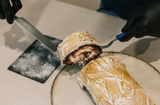 Χριστουγεννιάτικος κορμός, μια γλυκιά ιστορία που συνεχίζεται στα καλύτερα ζαχαροπλαστεία της πόλης