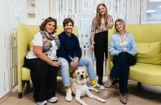 Μια ημέρα με την Έθελ στην MSD: Πώς ένας σκύλος-οδηγός αλλάζει την ζωή στο γραφείο