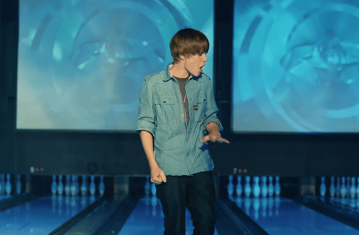 Ο Τζάστιν Μπίμπερ στην αίθουσα μπόουλινγκ όπου γύρισε το videoclip του «Baby» 15 χρόνια μετά