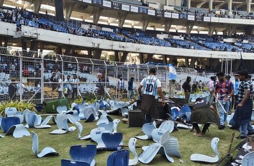 Λιονέλ Μέσι: Χάος στην έναρξη της περιοδείας του στην Ινδία - Eξαγριωμένοι φίλαθλοι πετούσαν καθίσματα