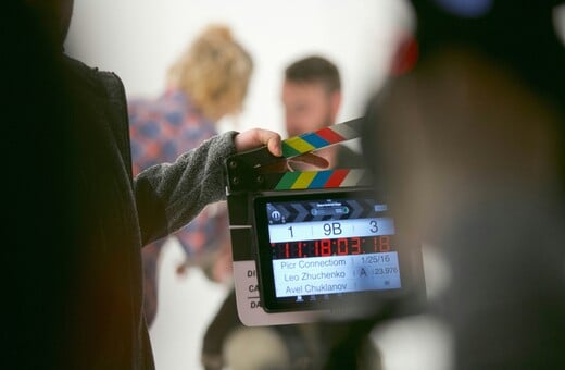 ΣΚΗΝΟΘΕΤΗΣ ΑΠΑΤΗ NETFLIX