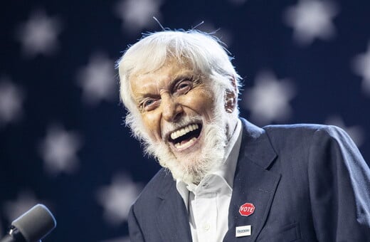 «Τα 100 δεν είναι αρκετά»: Ο Ντικ Βαν Ντάικ γιόρτασε έναν αιώνα ζωής