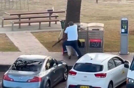 Τρομοκρατική επίθεση στο Σίδνεϊ: Βίντεο δείχνει πολίτη να αφοπλίζει δράστη