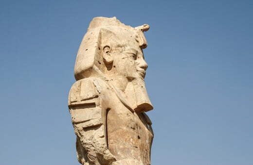 Αίγυπτος: Οι «Κολοσσοί του Μέμνονα» στέκουν και πάλι αγέρωχοι στο Λούξορ 