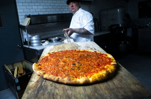 H πιο εκκεντρική πίτσα ψήνεται στο Μπρούκλιν 