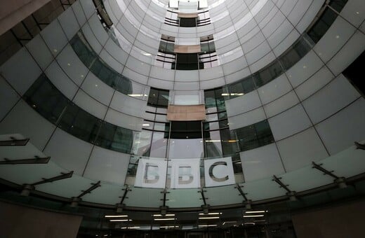 Το BBC καλά κάνει και δεν υποχωρεί μπροστά στον Τραμπ, δηλώνει Βρετανός υπουργός