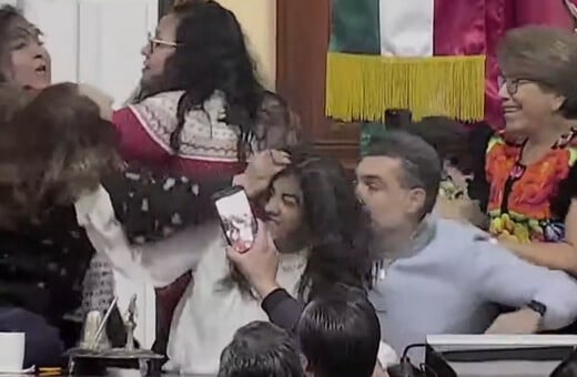 Μεξικό: Πιάστηκαν στα χέρια μέσα στη Βουλή - Σπρωξιές, χαστούκια και τραβήγματα μαλλιών σε live μετάδοση