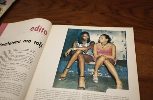 Ξαπλώσου στο ταξί. Από τον Στάθη Τσαγκαρουσιάνο