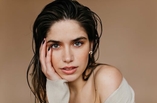 Το beauty combo που κρατά την επιδερμίδα φωτεινή και «μαγική», από το πρωί ως το βράδυ