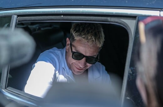 Γιώργος Μαζωνάκης: Η στιγμή που ο 21χρονος φτάνει στην Ευελπίδων για να τον καταγγέλλει