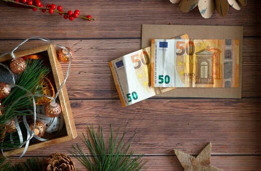 Δώρο Χριστουγέννων 2025: Λήγει αύριο η προθεσμία για την πληρωμή του - Πώς να το υπολογίσετε 