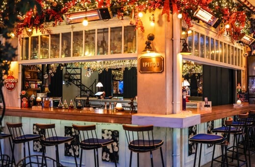 Ipitou the bar: Αυτό το street bar γιορτάζει όπως ξέρει, στον δρόμο, με μουσική και παρέες