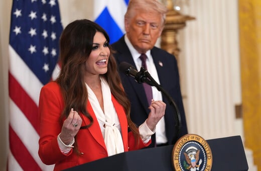 Η Κίμπερλι Γκιλφόιλ και οι άλλοι «απόστολοι του MAGA» στην Ευρώπη 