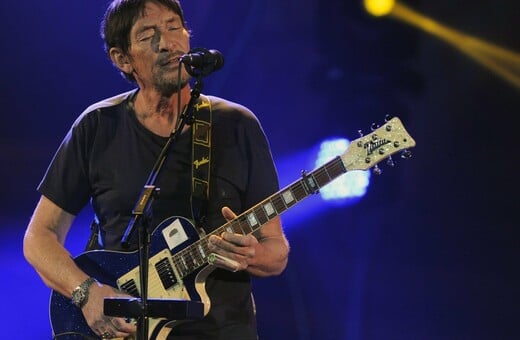 ΚΡΙΣ ΡΙΑ ΤΡΑΓΟΥΔΙΣΤΗΣ