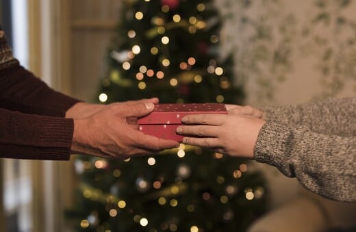 10 χρόνια «Δώρο Αγάπης»: Το μαγικό κουτί αλληλεγγύης του ΑΒ κρύβει φέτος μια έκπληξη