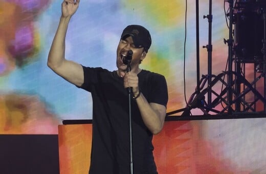 ΕΝΡΙΚΕ ΙΓΚΛΕΣΙΑΣ ΑΝΝΑ ΚΟΥΡΝΙΚΟΒΑ ΠΑΙΔΙ ΒΡΕΦΟΣ