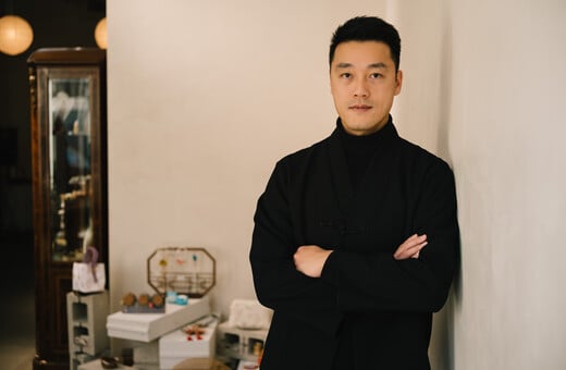 Leo Zhu: «Μου κάνει τρομερά μεγάλη εντύπωση η ανοχή των Ελλήνων απέναντι στη γραφειοκρατία. Το βρίσκω σουρεαλιστικό!»