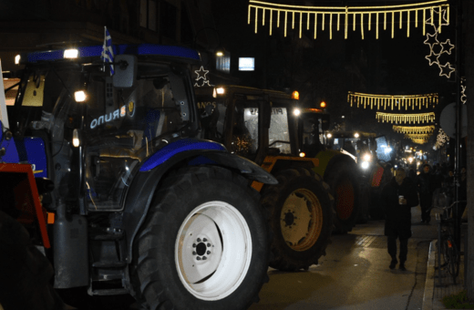 Αγρότες: Τα τρακτέρ κατέκλυσαν το κέντρο της Λάρισας 