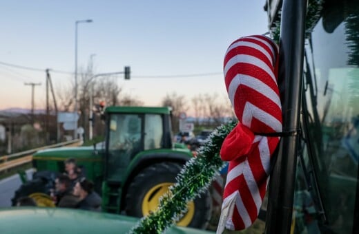 Αγροτικά μπλόκα ενόψει Πρωτοχρονιάς: Κλείνουν παρακαμπτήριες στη Νίκαια - Αποκλεισμοί σε τελωνεία 