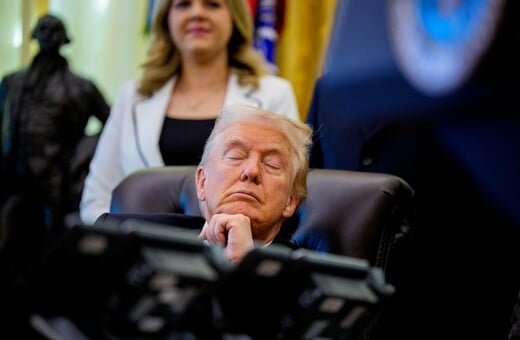 Ο Τραμπ μιλά για πρώτη φορά για τους μώλωπες στα χέρια του και τις φορές που αποκοιμιέται στα υπουργικά συμβούλια