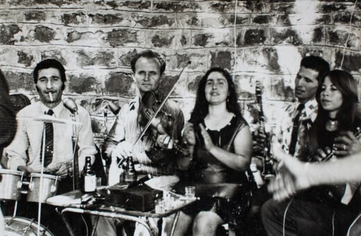 Παίζοντας βιολί στα πανηγύρια στα χωριά τα ’60s, προτού έρθουν οι φίρμες 