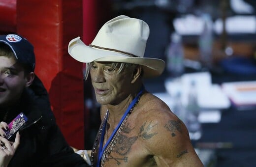 Αγνώριστος ο Μίκι Ρουρκ σε εμφάνιση μετά τα δημοσιεύματα για έξωση από το σπίτι του