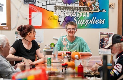 Ιδιοκτήτης, σερβιτόρος, μάγειρας 