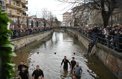 Θεοφάνεια στη Φλώρινα: Πιάστηκαν στα χέρια για τον Τίμιο Σταυρό 