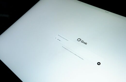 Grok: Συνεχίζεται η δημοσίευση εικόνων γυναικών και παιδιών με «ελάχιστο ρουχισμό» παρά τη δέσμευση για αναστολή λογαριασμών